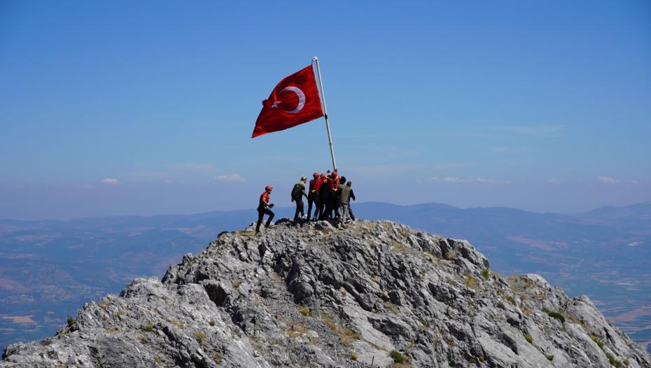 Spil Dağı Zirvesinde 15 Temmuz Anma Töreniyle Türk Bayrağı Göndere Çekildi