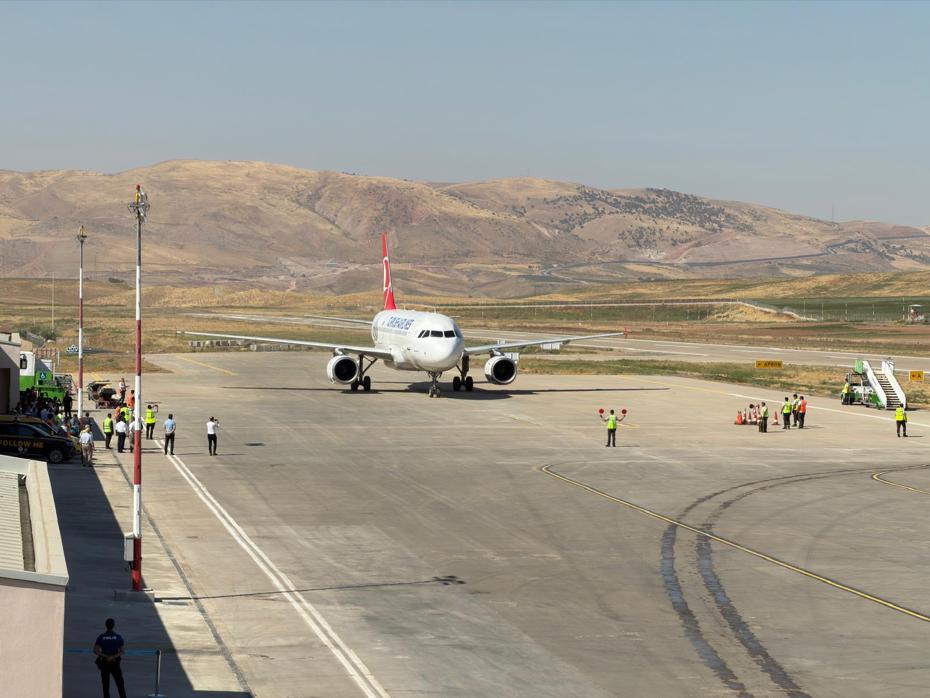 Çalışmalar bitti, havalimanı yeniden açıldı. İlk uçak İstanbul'dan geldi