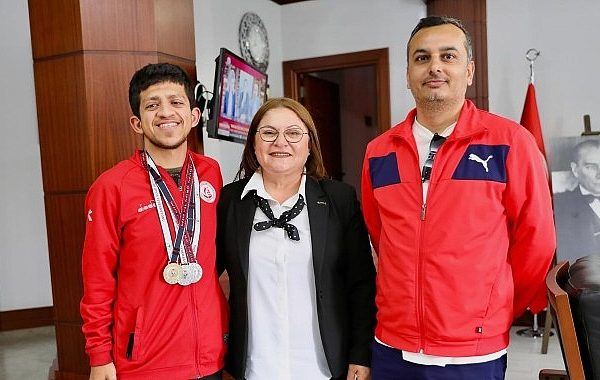 Antalya'da düzenlenen Türkiye Özel Sporcular Yüzme Şampiyonası'nda büyük başarı elde eden Erdem Günay Atacan, Belediye Başkanı Didim Hatice Gençay'ı ziyaret etti – SPOR