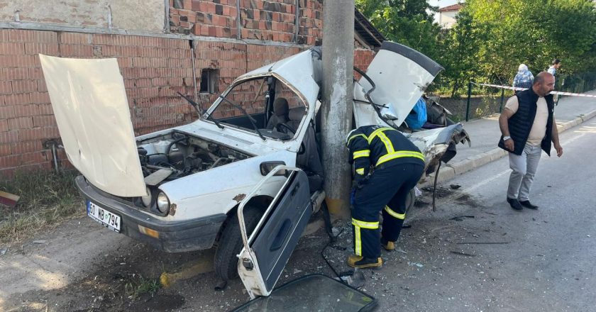 Tokat'ta önce otomobile, ardından elektrik direğine çarpan otomobilin sürücüsü yaralandı