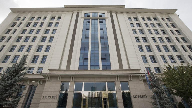 AK Parti'de kurultay süreci başladı