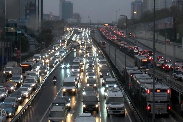 İstanbul’da yağmur trafiği felç etti! Yoğunluk %90’a ulaştı.