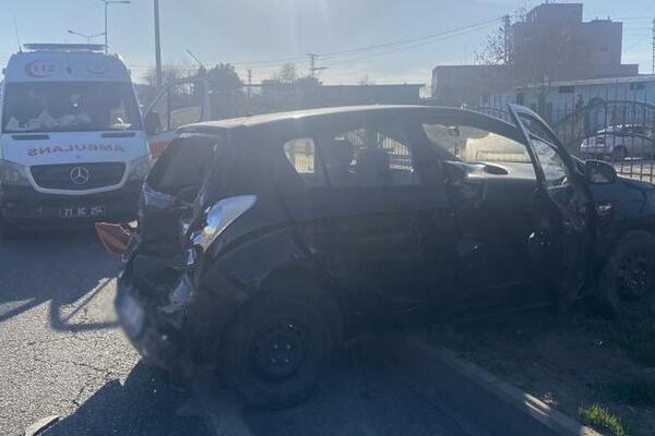 Diyarbakır’da minibüs otomobile çarptı: 3’ü çocuk 6 yaralı