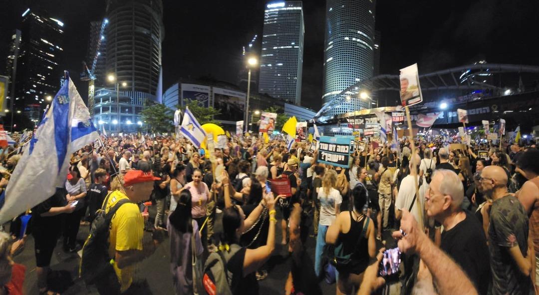     İsrail Tel Aviv'deki tarihi protesto: Netanyahu hükümetinin zıt olayları devam ediyor! On binlerce İsrailli Gazze politikalarına tepki gösterdi ... 3