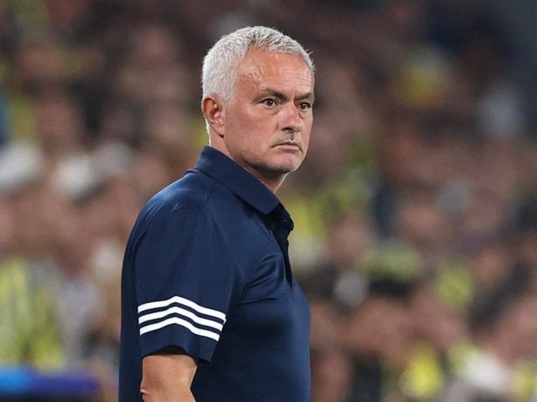 Fenerbahce'nin koçu Jose Mourinho oyunun sonunda açıklamalar yaptı! Ayakta toplardaki acıyı eleştirdi ve hedefledi ... 3