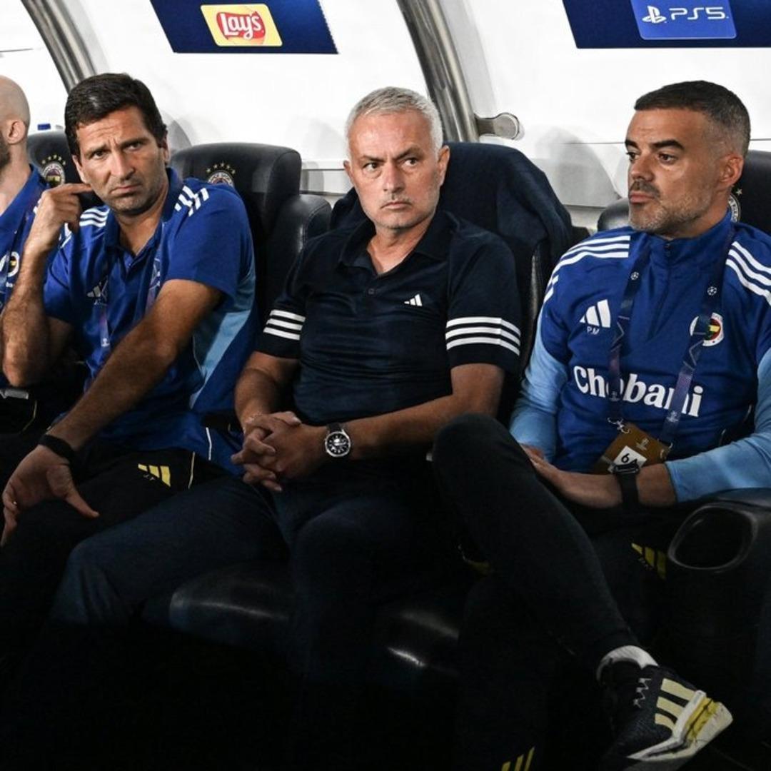 Fenerbahce'nin koçu Jose Mourinho oyunun sonunda açıklamalar yaptı! Ayakta toplardaki acıyı eleştirdi ve hedefledi ... 2