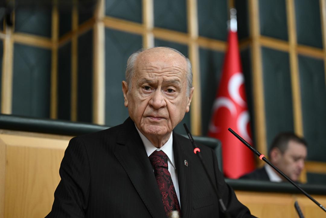 Bahçeli sokak tepkisi yiyin! Özgür Özel: