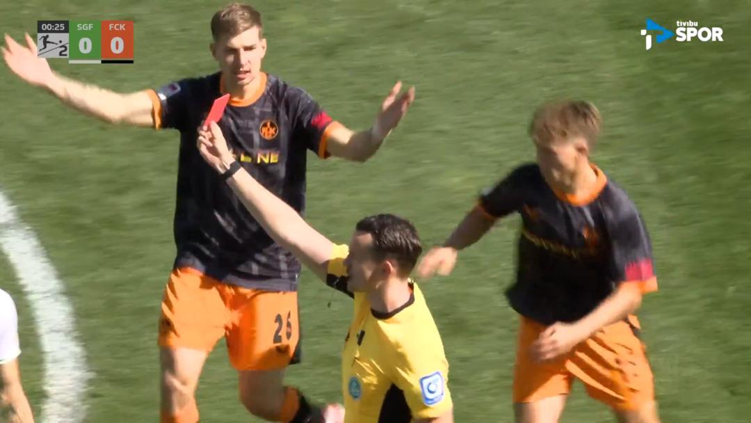 Almanya Bundesliga da tarihte gerçekleşti! Oyunun 22'sinde gelen kırmızı kart herkesi şok etti ... 2