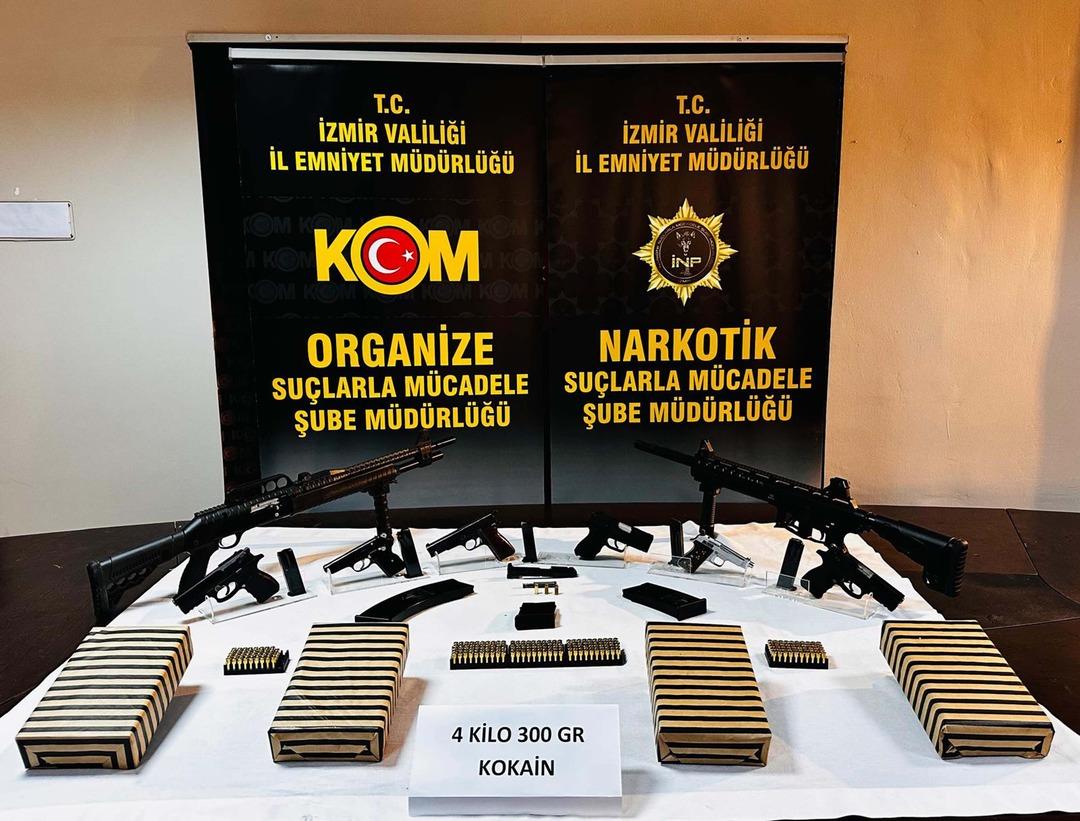 İzmir'in 3 bölgesinde eşzamanlı operasyon! Otomatik 2'nin gizli bölmesinden pistola çıkışı