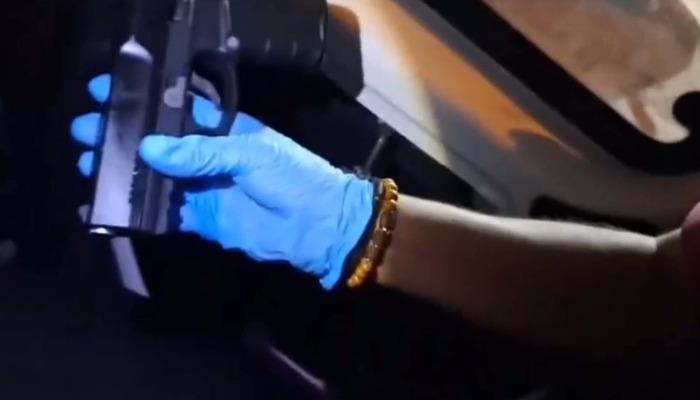 İzmir’in 3 ilçesinde eş zamanlı operasyon! Otomobilin gizli bölmesinden tabanca çıktı