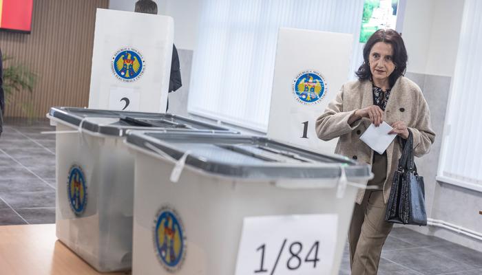 Moldova’da halk parlamento seçimi için sandık başında