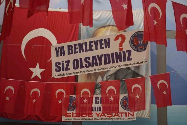 Babası ve kız kardeşinden aldığı böbreklerle 48 yıldır yaşıyor.