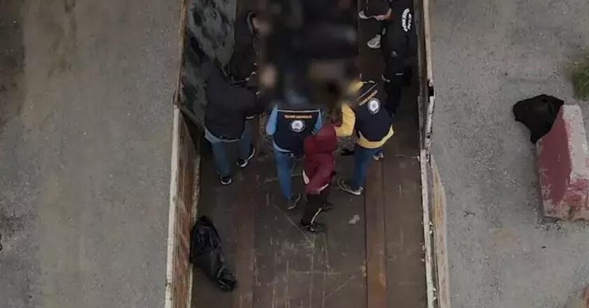 Bitlis’te TIR’ın gizli bölmesinden 20 kaçak göçmen çıktı