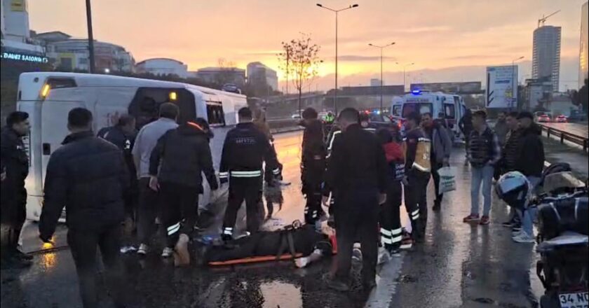 Maltepe’de servis aracı devrildi, yaralılar bulunuyor