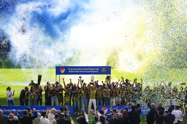 Fenerbahçe ArsaVev Kadın Futbol Takımı, şampiyonluk kupasını aldı
