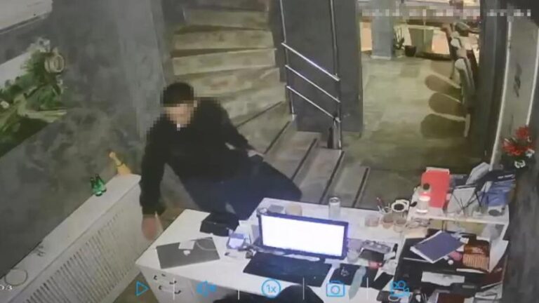 Masadaki dizüstü bilgisayarı çalan şüpheli yakalandı