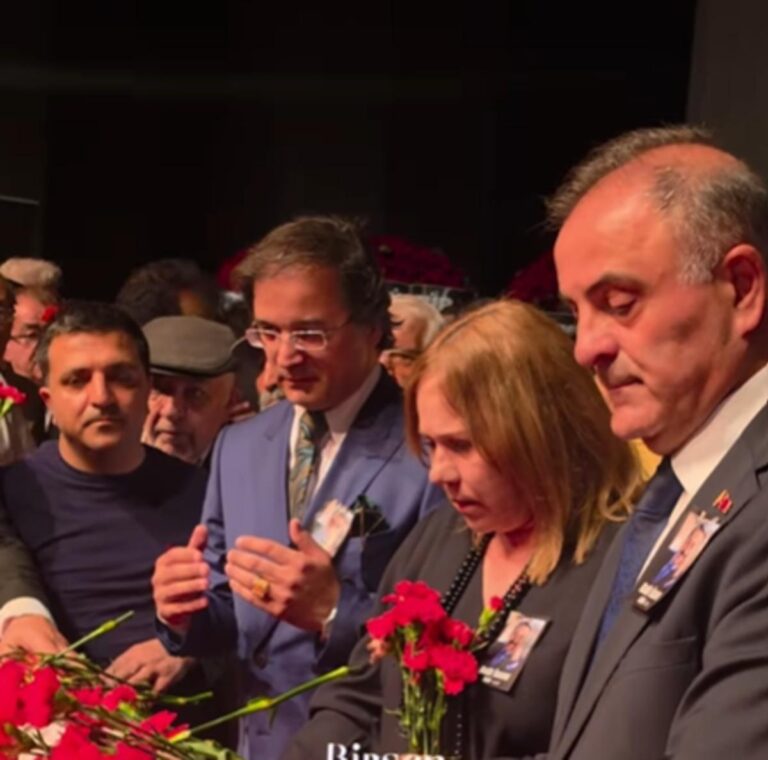 Jülide Kural’ın tabutun başında zor anları: Bırakmak istemiyorum…