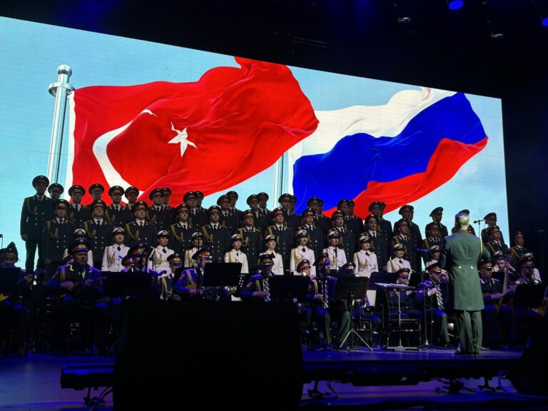 Rus Kızılordu Korosu ve Hayko Cepkin aynı sahnede buluştu