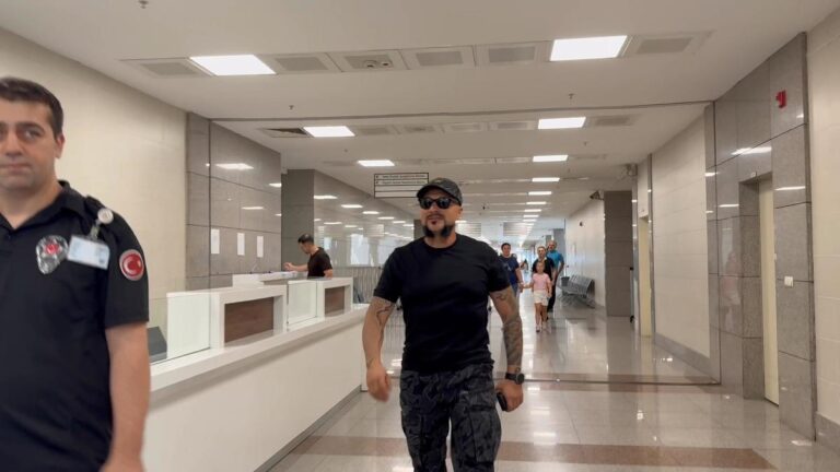 Hayko Cepkin’in adliyedeki görüntüleri gündem oldu! ”Her şeyi köpürtün anasını satayım”